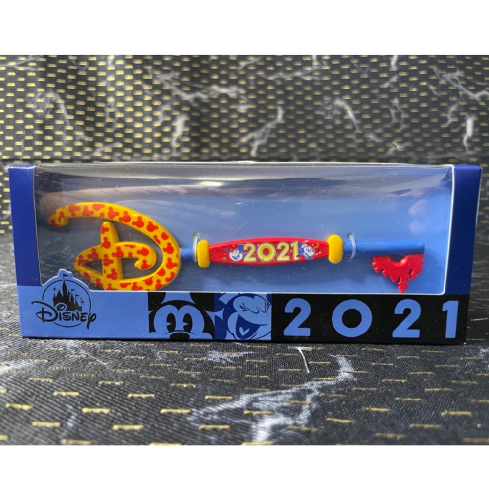 DISNEY 2021 MICKEY AND‎ MINNIE COLLECTIBLE KEY